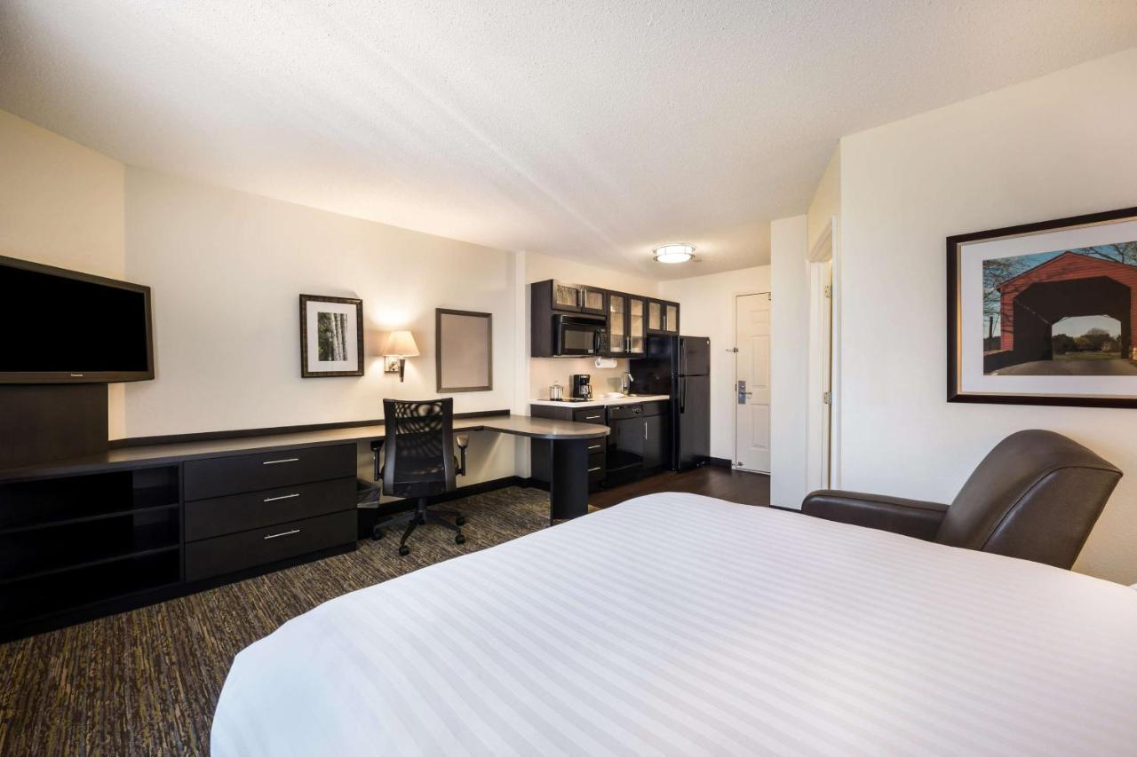 Studio Queen Suite with Bathtub - Mobility Accessible,1328938007:JPEG