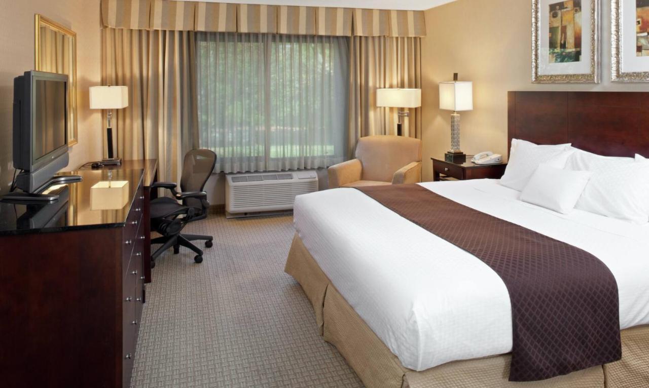 King Room with Roll-In Shower - Disability Access